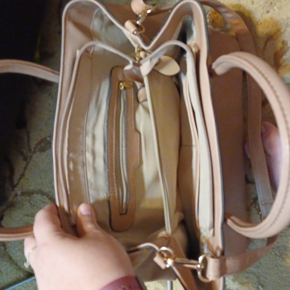 Can't find a name very nice pocket book looks alot like Kate Spades super clean - Picture 3 of 3